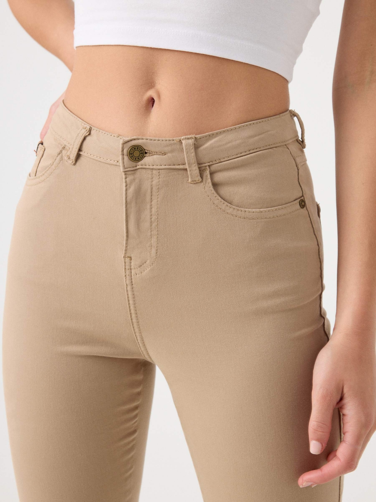 Pantalón skinny high rise beige vista detalle