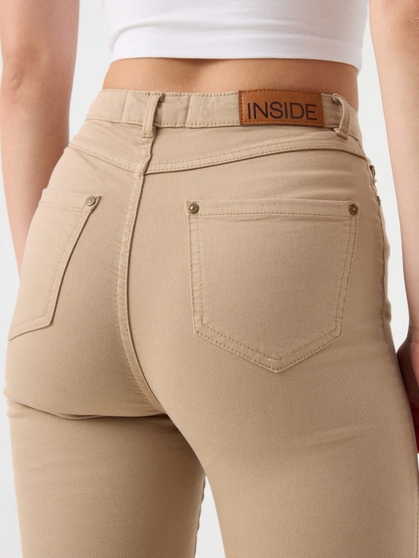 Pantalón skinny high rise beige vista detalle