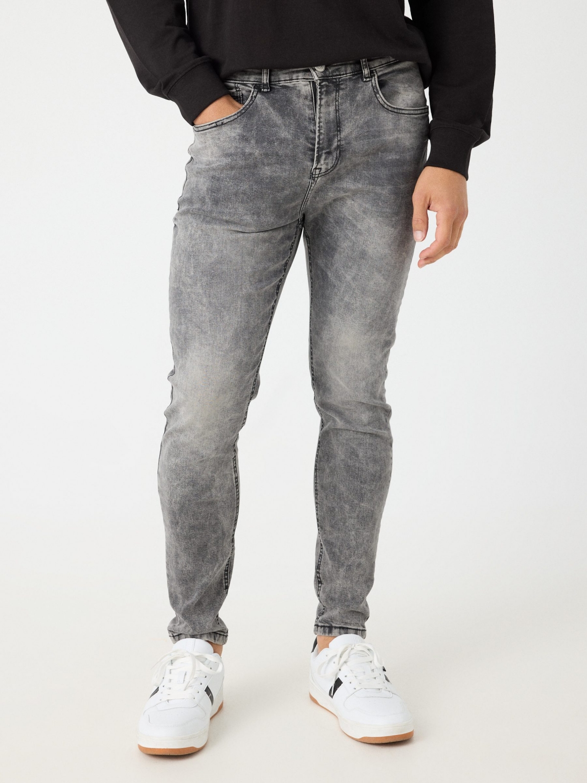 Jeans carrot cinza vista meia frontal