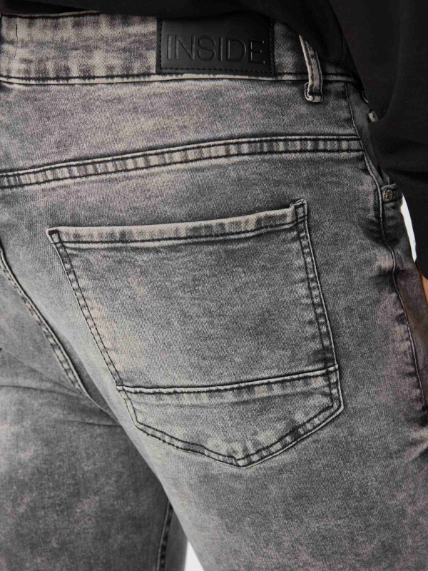 Jeans carrot cinza vista detalhe