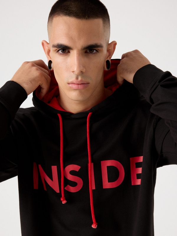 Hoodie e logotipo preto primeiro plano