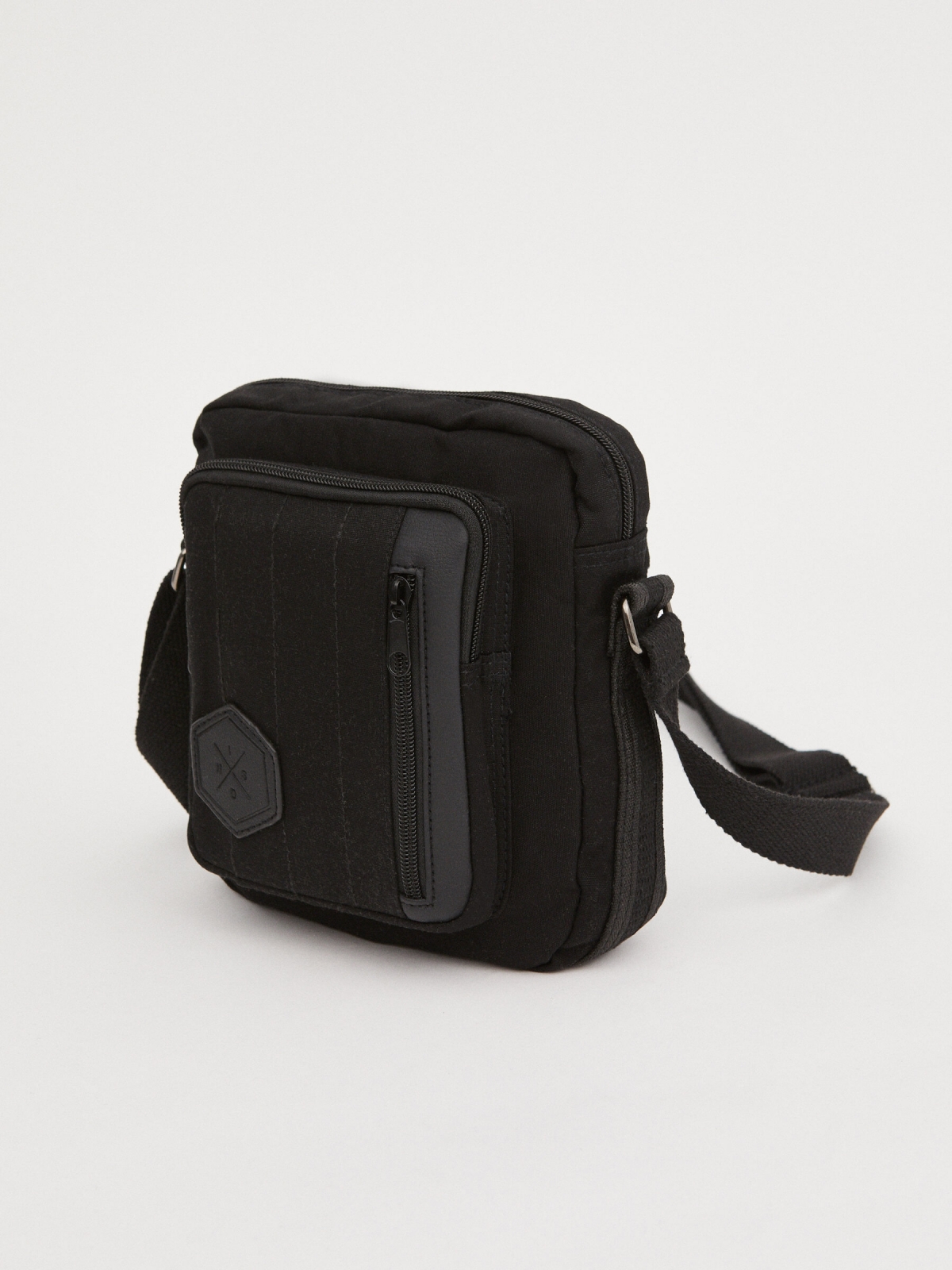 Bolso bandolera bolsillo exterior negro vista lateral 45º