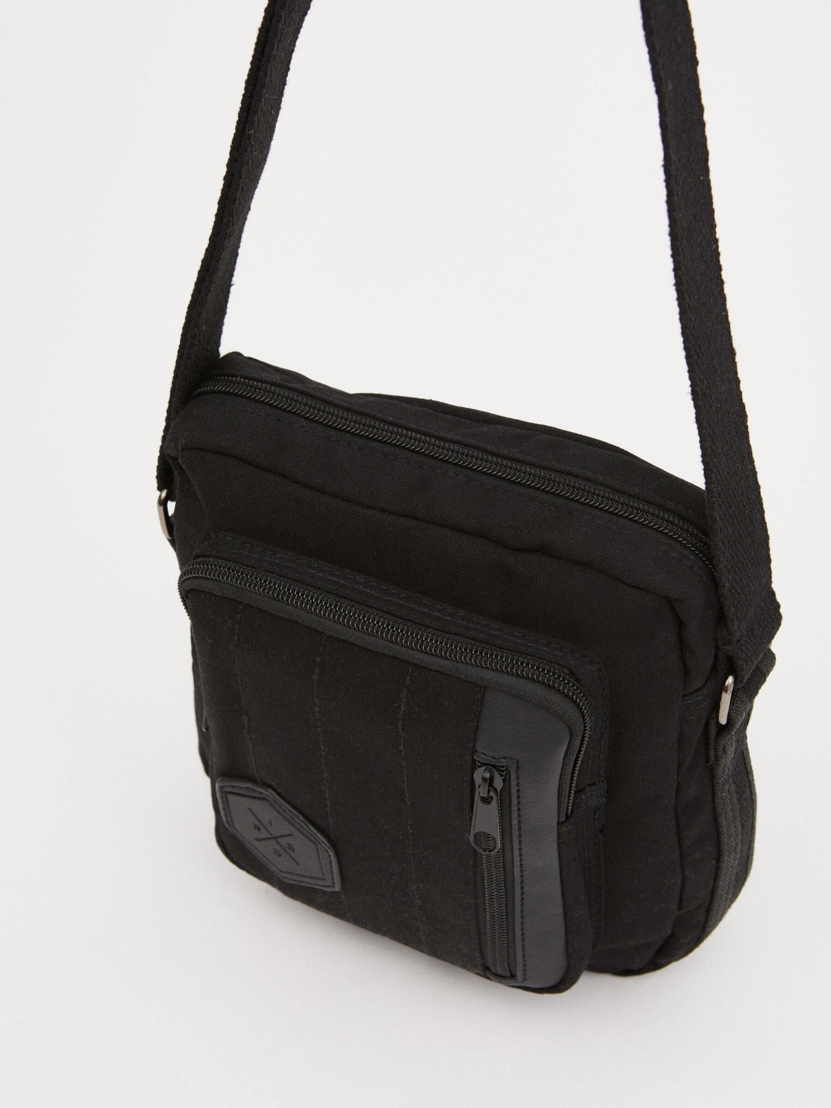 Bolso bandolera bolsillo exterior negro con modelo