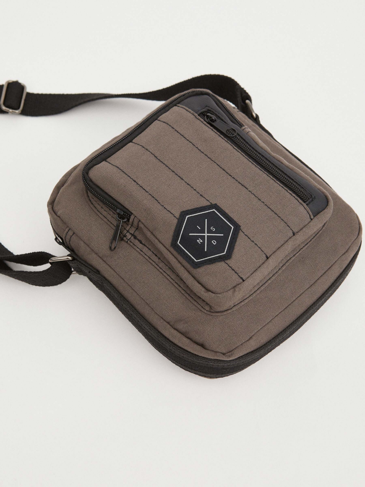 Shoulder bag exterior pocket brown