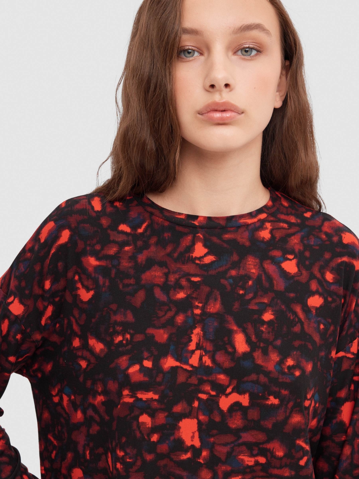 Long sleeve black and red printed t-shirt multicolor detail view