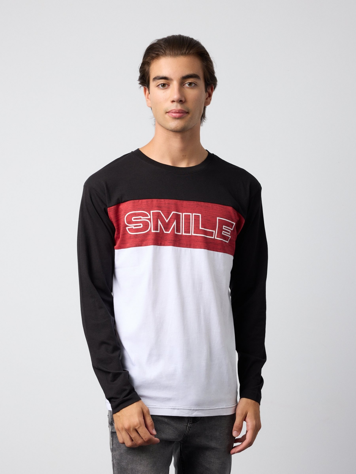 T-shirt Smile com bloco de cor preto vista meia frontal