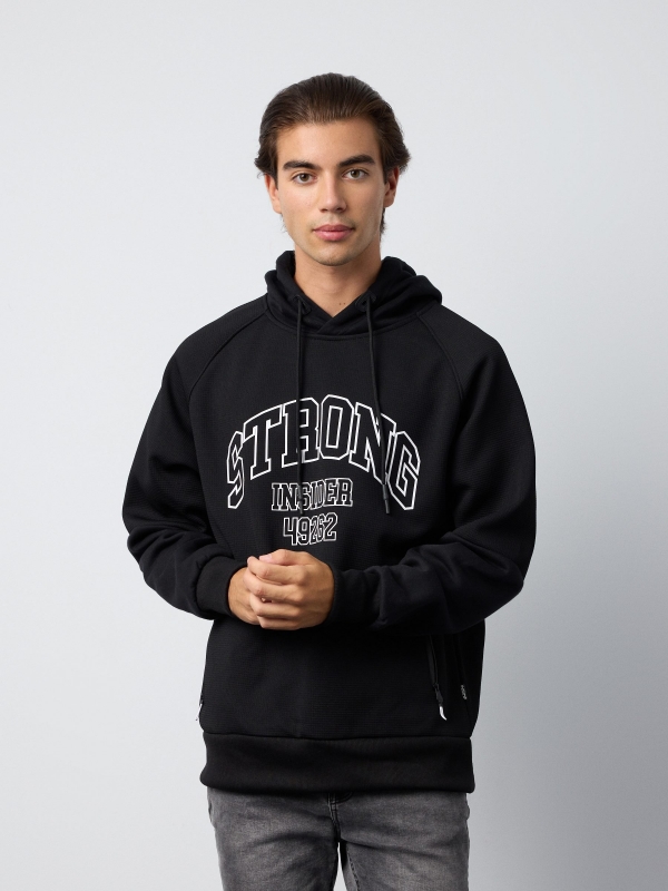 Sudadera Strong negro vista media frontal