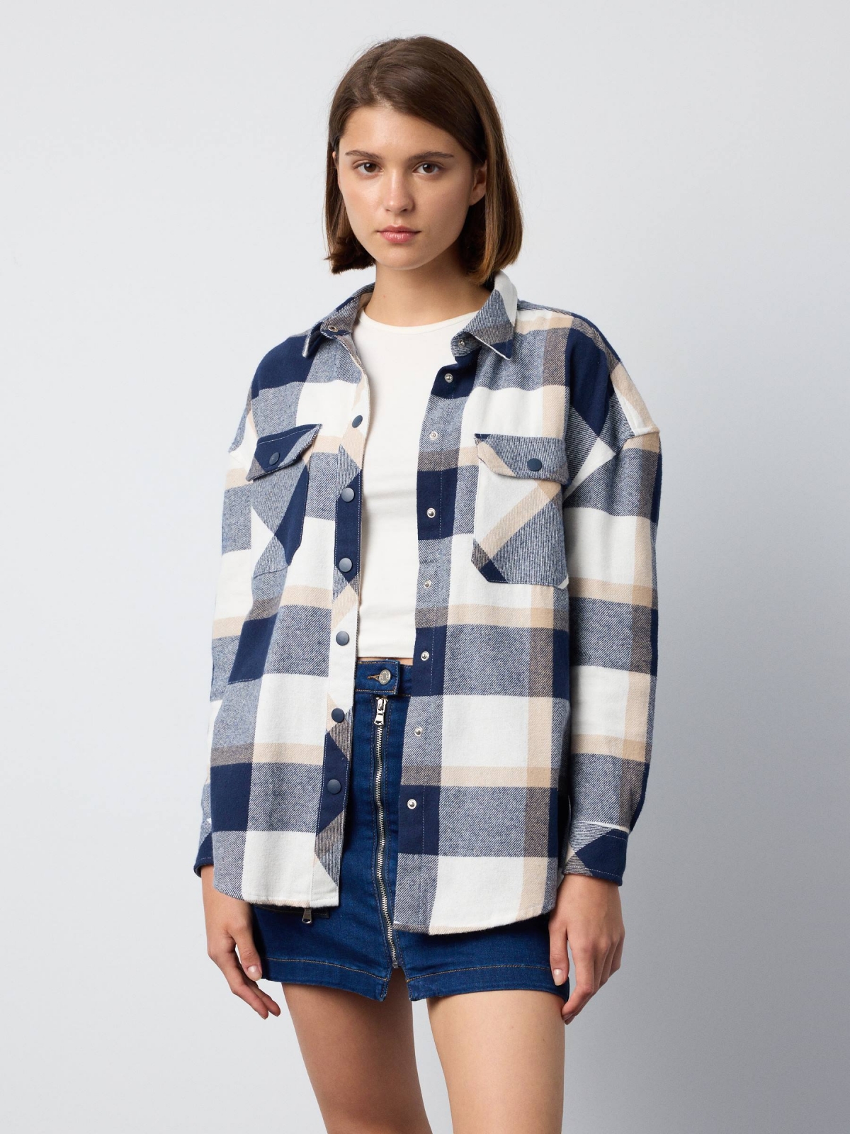 Oversized checkered shirt with pockets blue middle front view