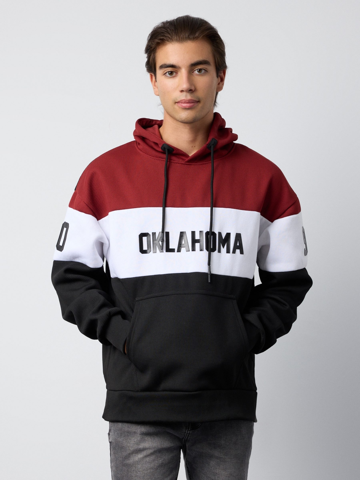 Sweatshirt desportiva com blocos de cores preto vista meia frontal