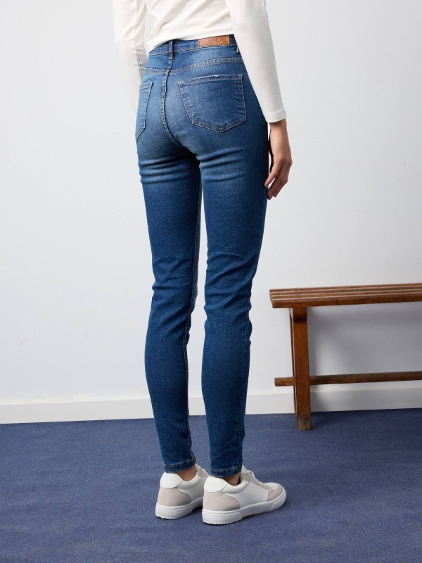 Jeans skinny cintura alta efeito lavado azul marinho vista meia traseira