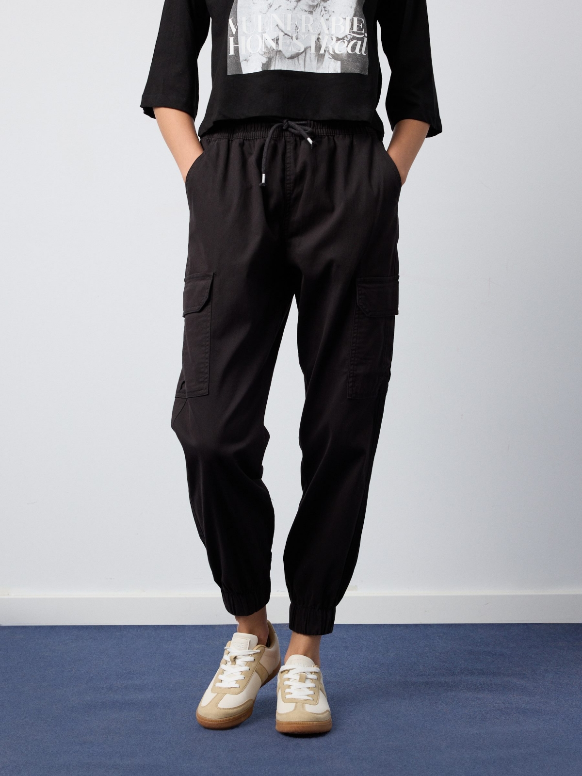 Pantalón jogger cargo high rise negro vista media frontal