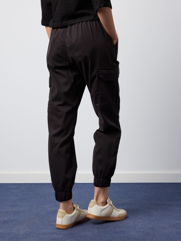 Pantalón jogger cargo high rise negro vista media trasera