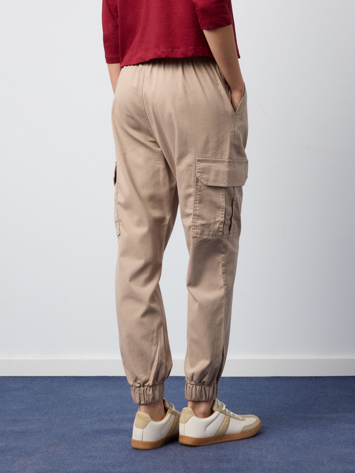 Pantalón jogger cargo high rise arena vista media trasera