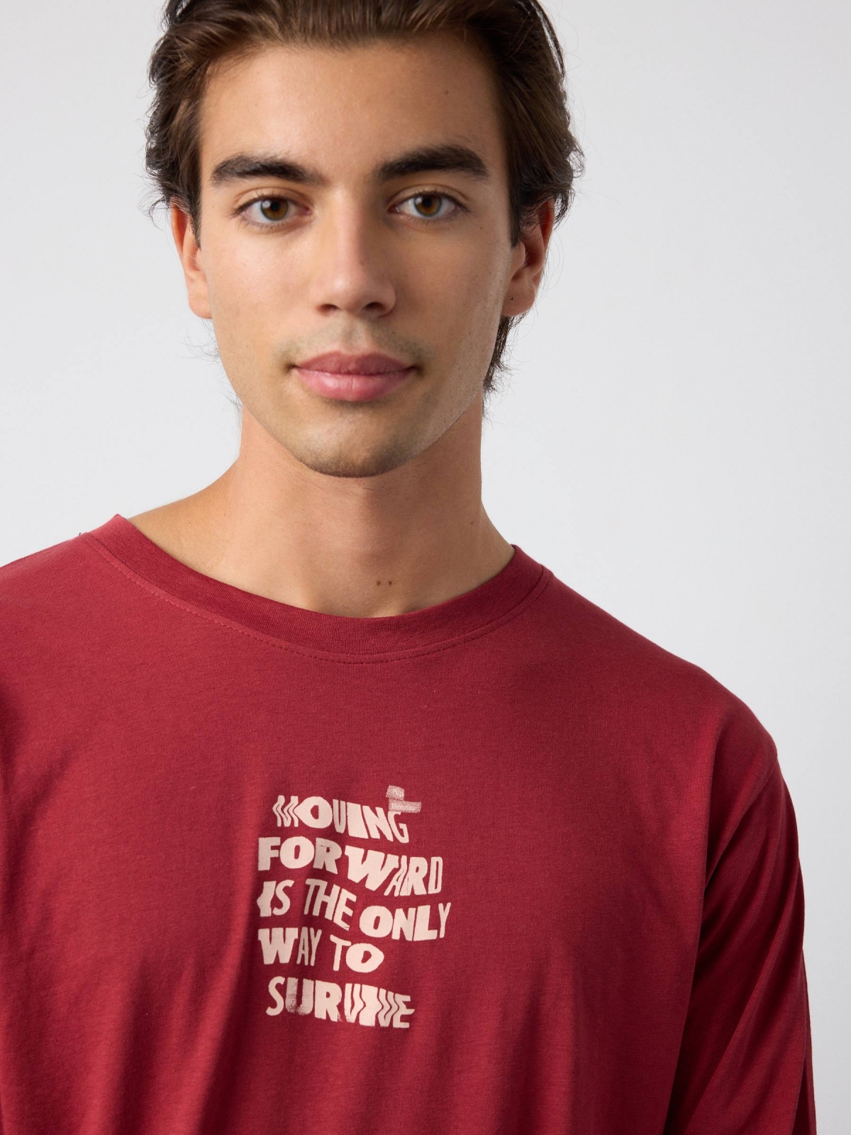  T-shirt com impressão de texto duplo vermelho