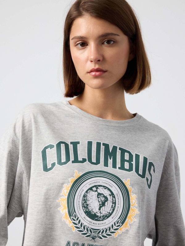  Camiseta cropped college gris claro