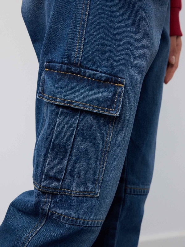 Jeans mom cargo denim azul vista detalle