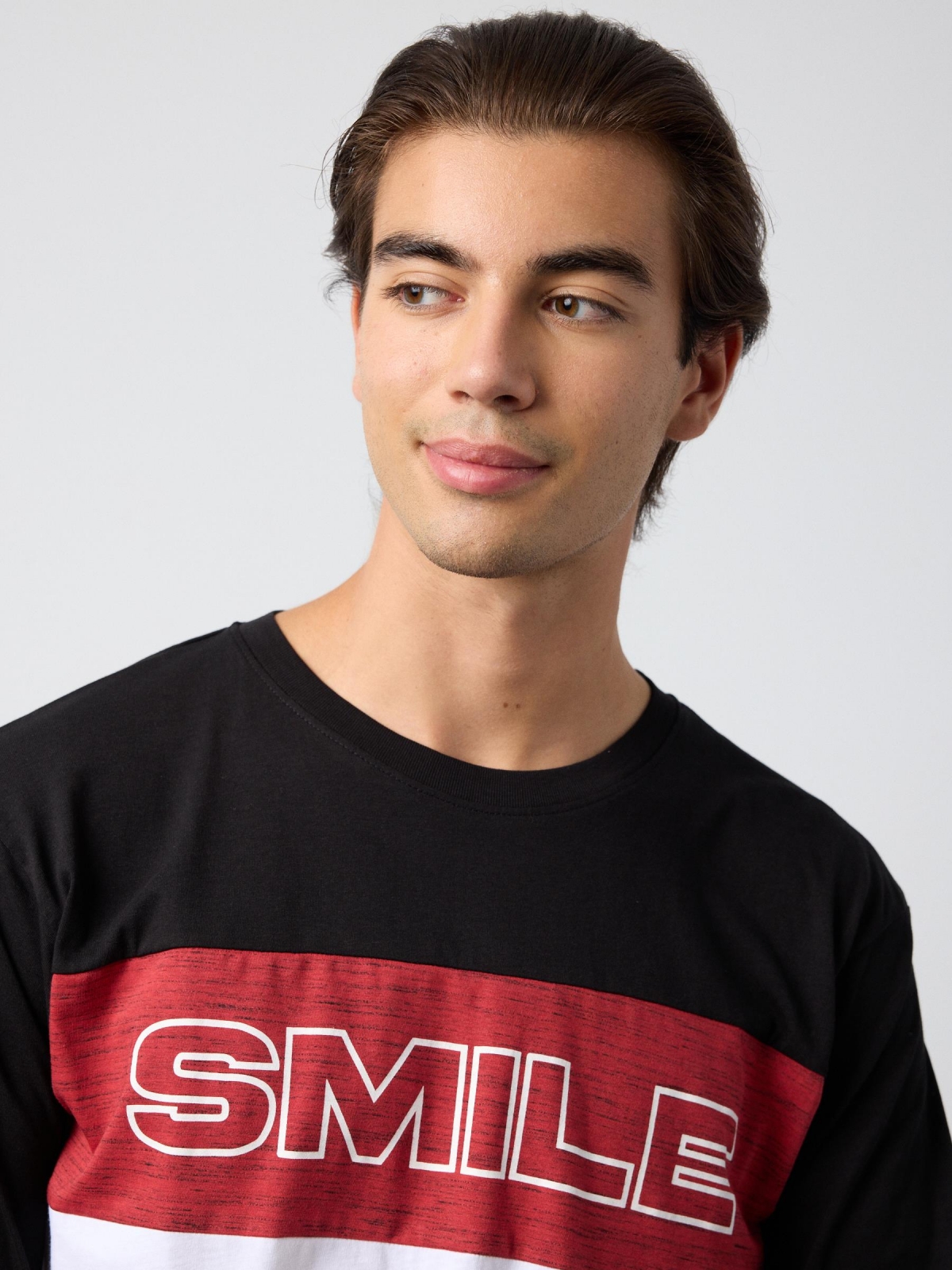  Camiseta color block Smile negro