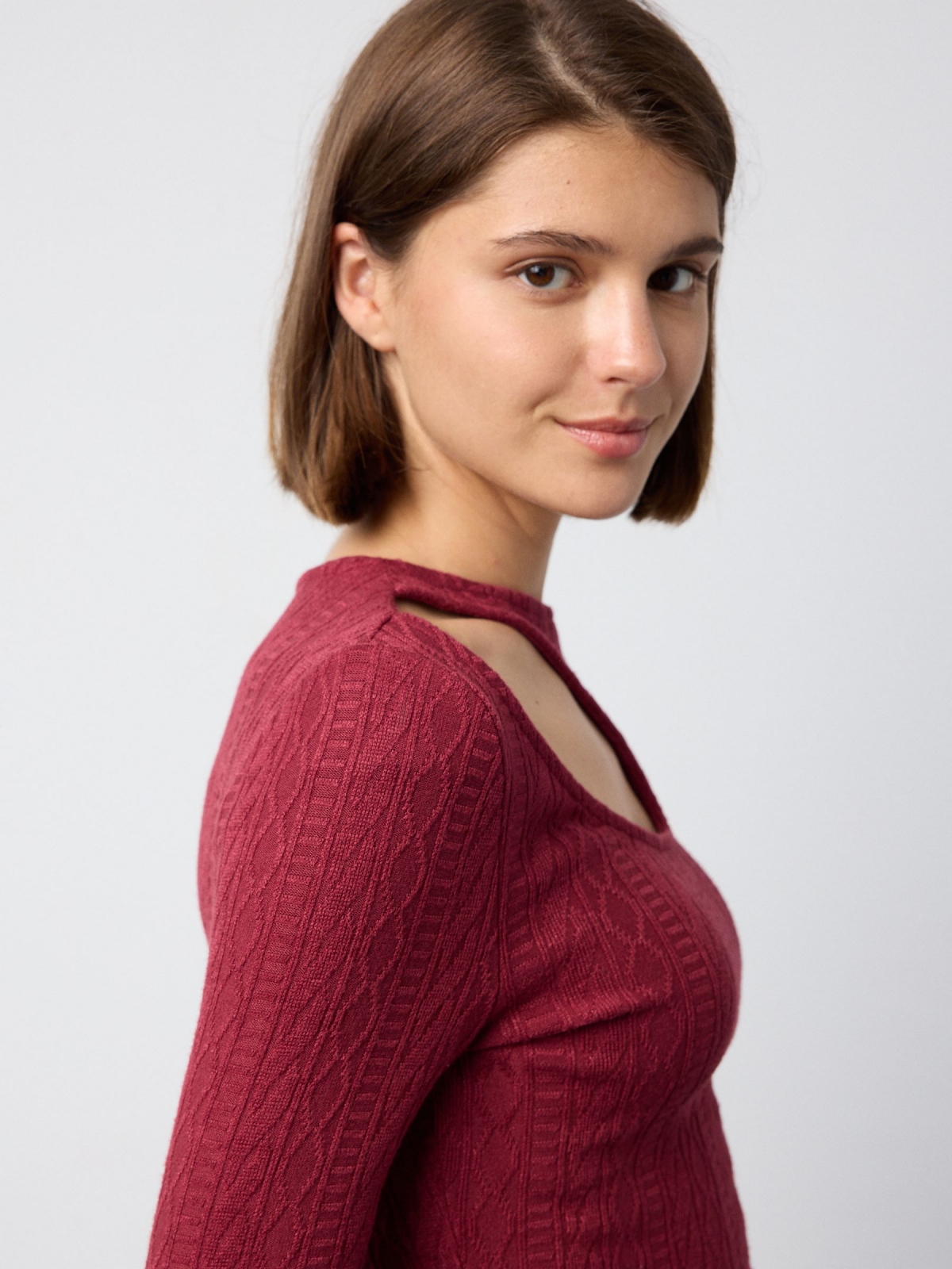  Knitted crop top with pattern garnet