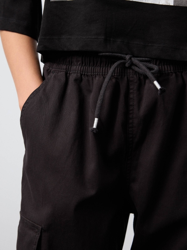 Pantalón jogger cargo high rise negro vista detalle