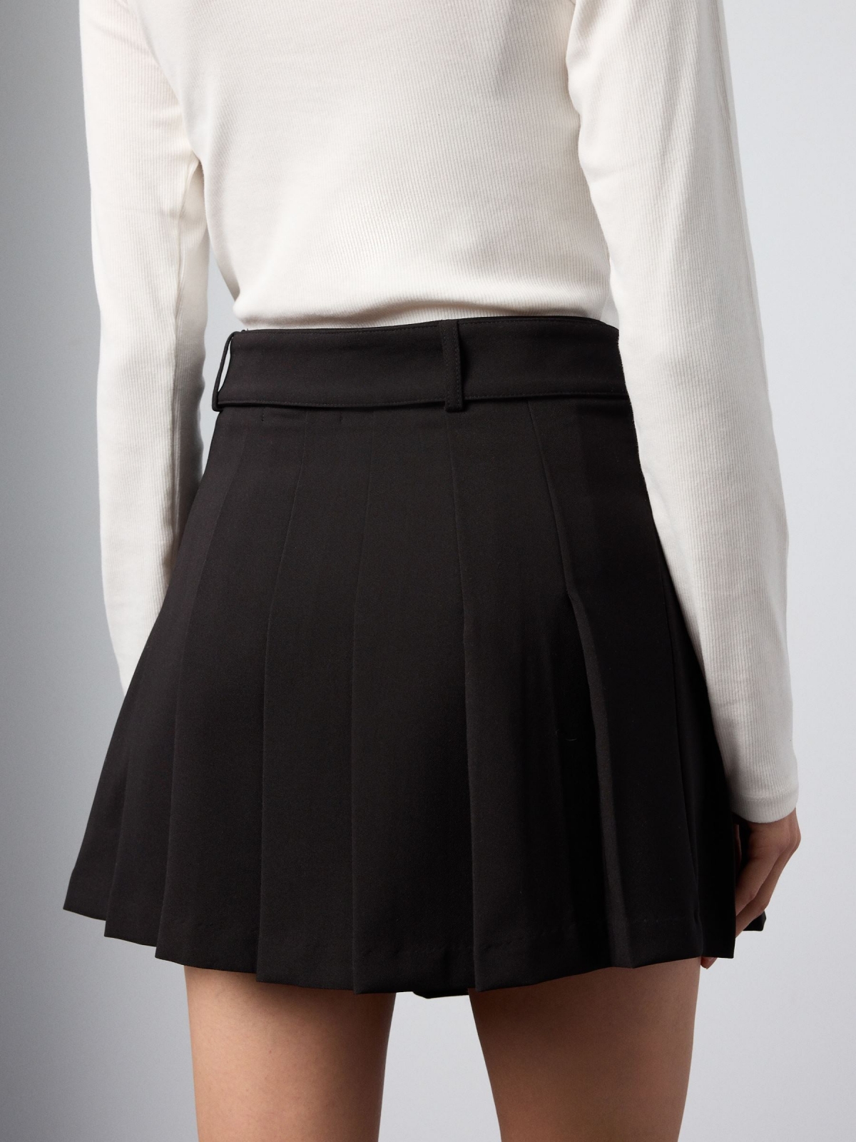 Falda mini tablillas negro vista detalle