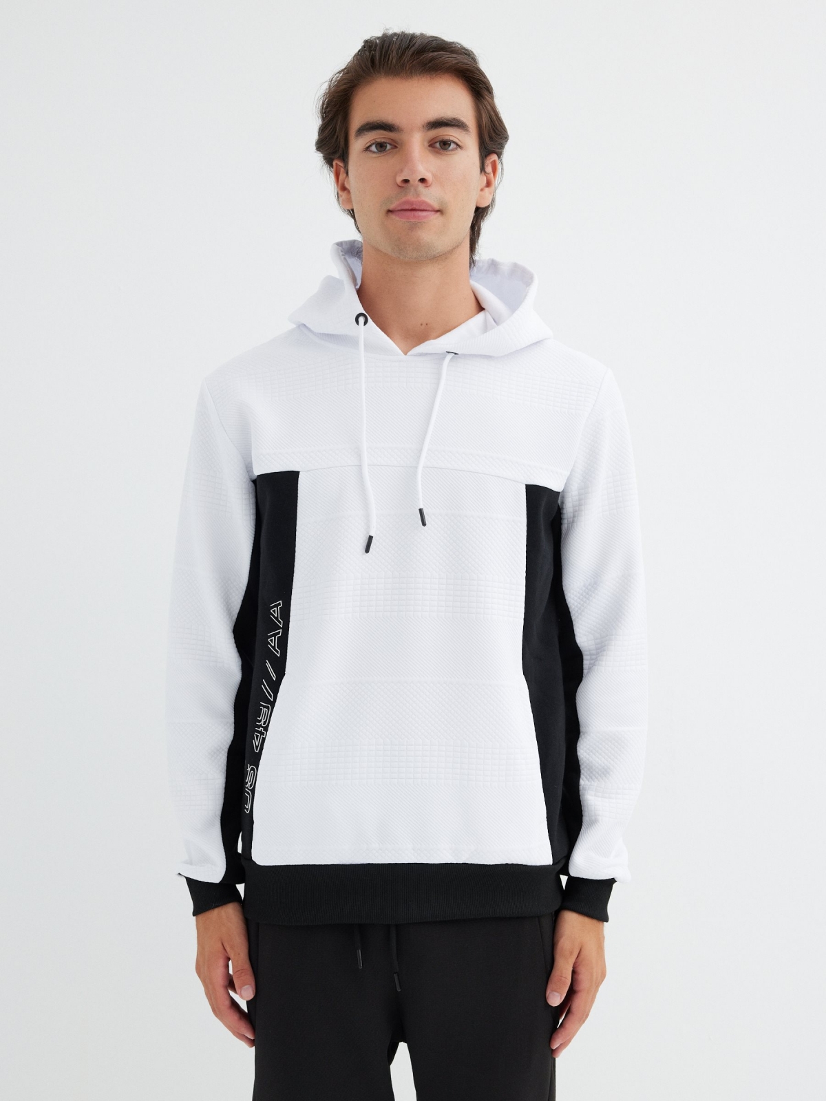 Sweatshirt com capuz a preto e branco