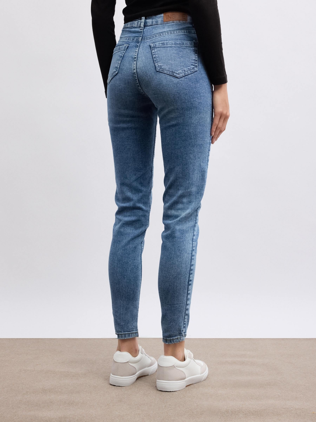 Jeans skinny tiro alto cinco bolsillos azul acero vista media trasera