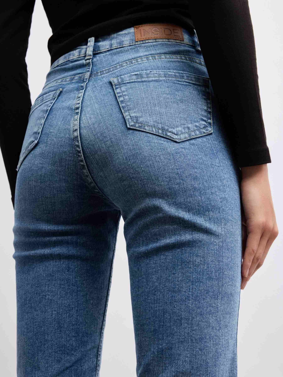 Jeans skinny de cintura alta com cinco bolsos azul aço vista detalhe