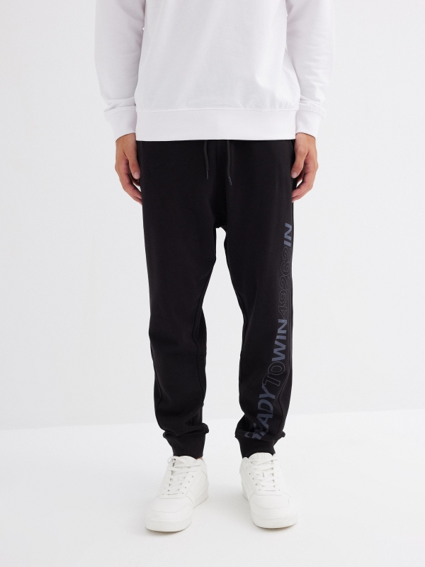 Pantalón jogger negro vista media frontal