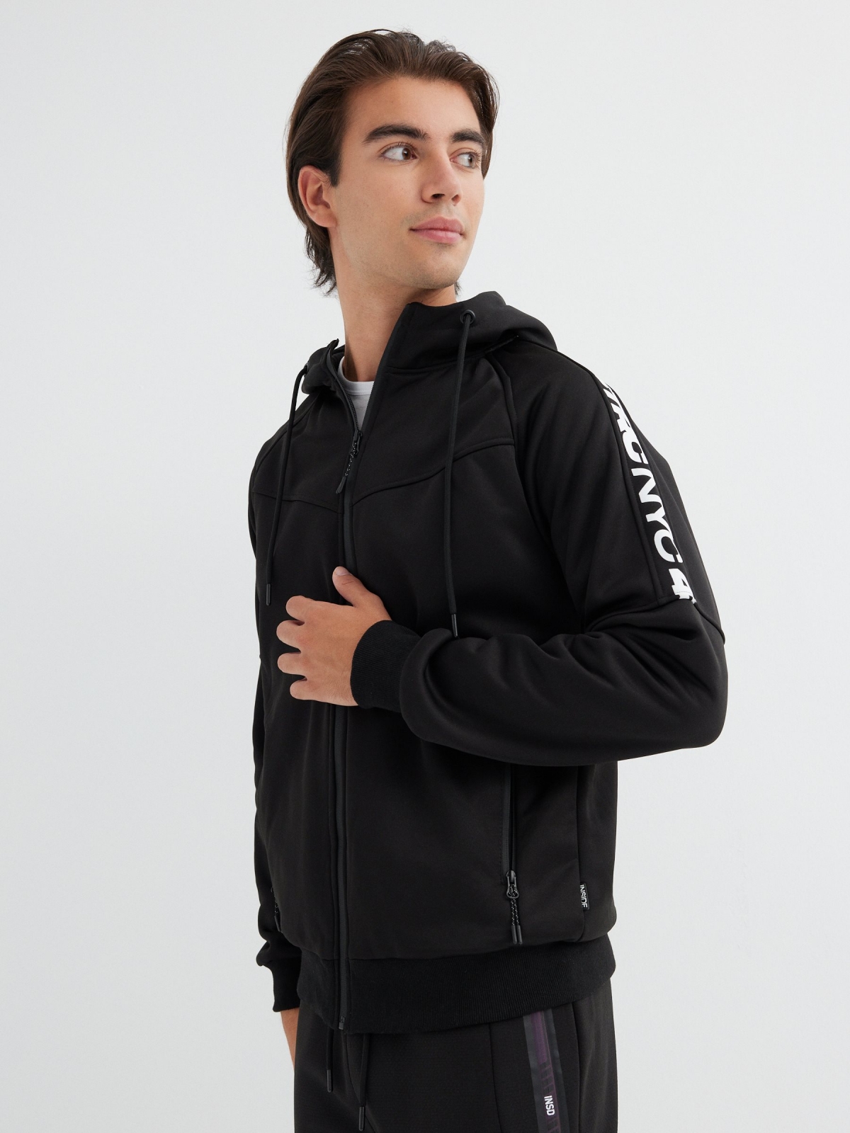 Hoodie com fecho de correr e texto preto vista detalhe