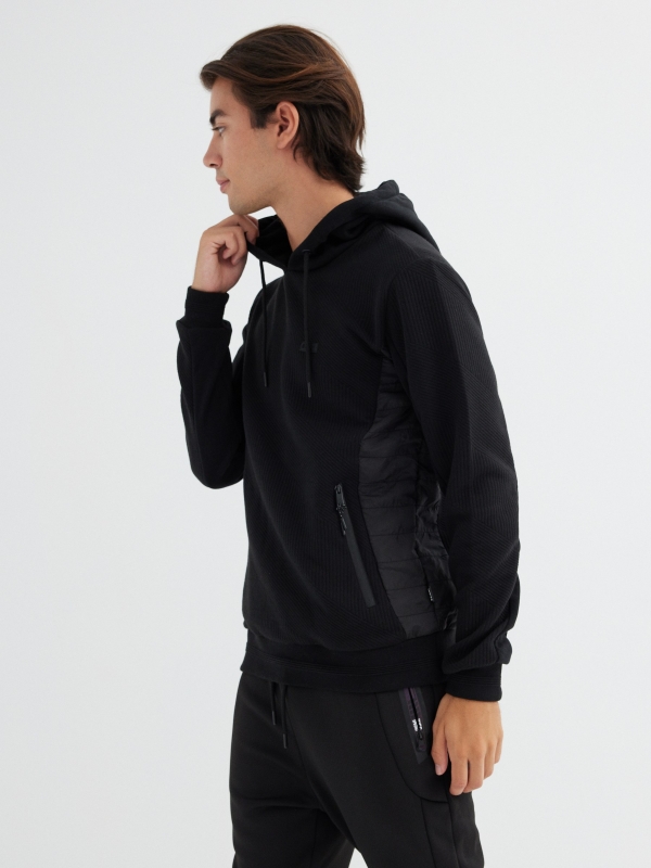 Hoodie combinada preto vista detalhe