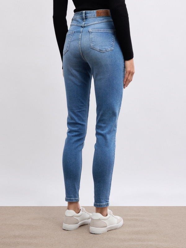 Jeans skinny de tiro medio azul vista media trasera