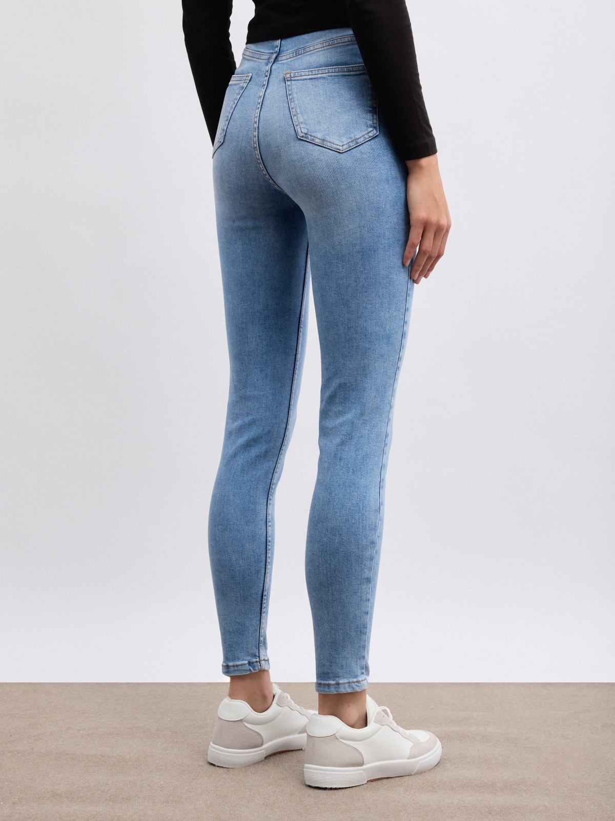 Jeans skinny denim tiro alto azul vista media trasera