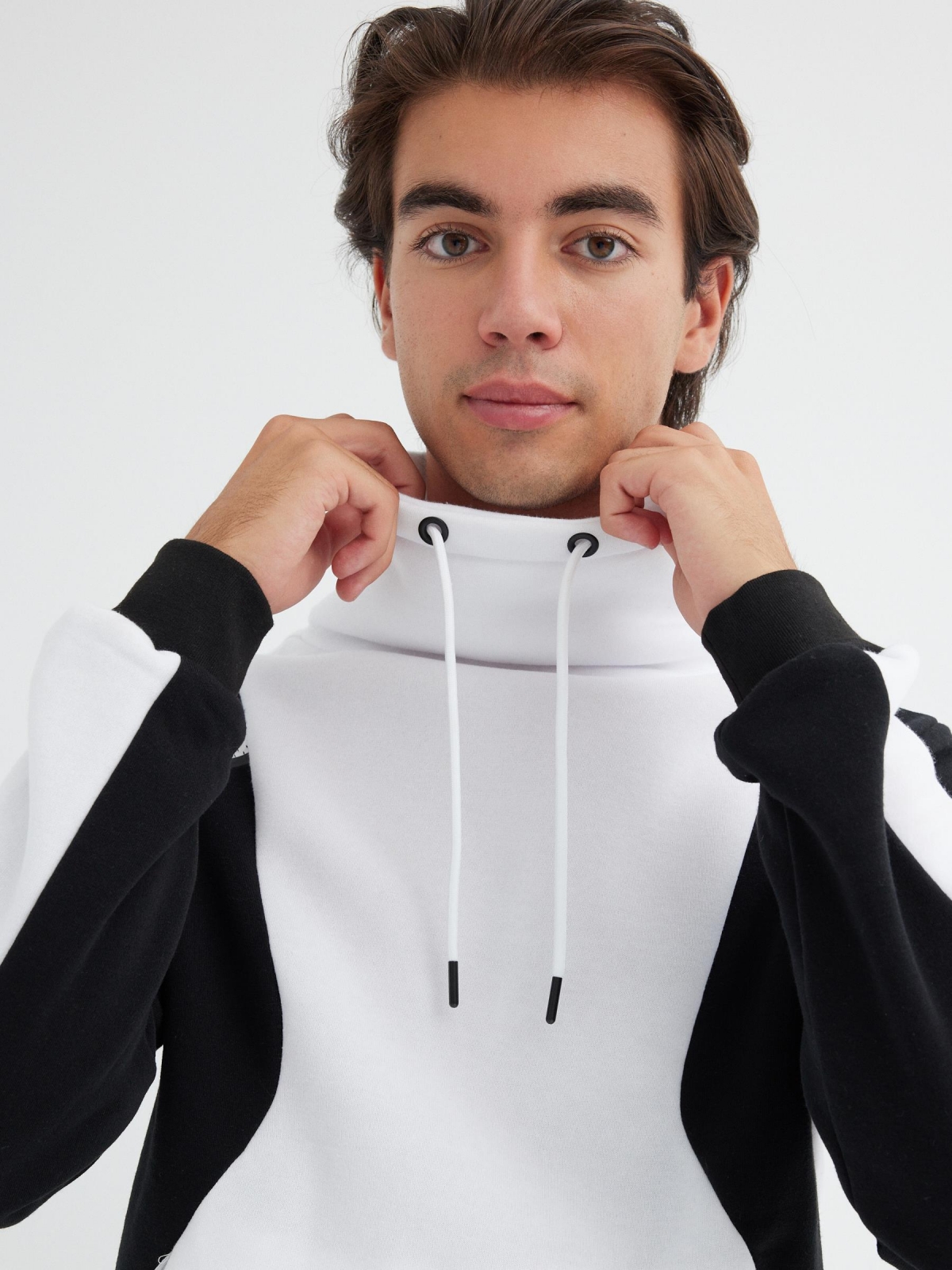 Sudadera cuello fluido sin capucha blanco vista detalle