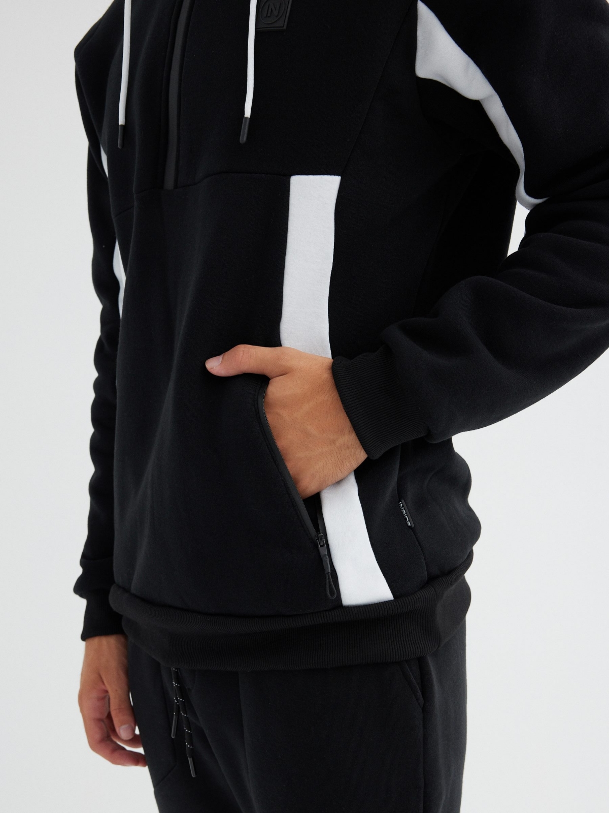 Sweatshirt com fecho de correr preto vista detalhe