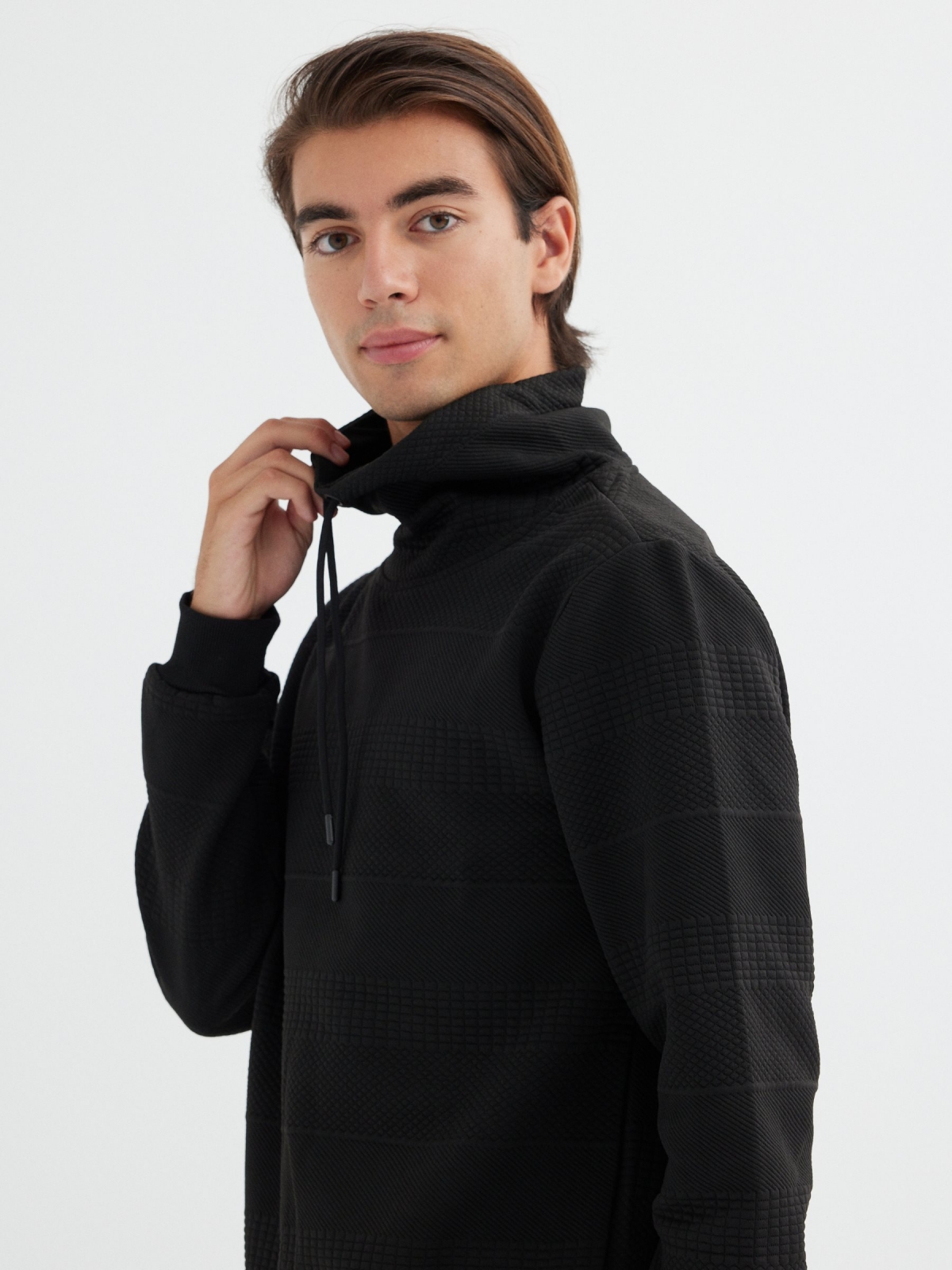 Sudadera cuello fluido con textura negro vista general frontal