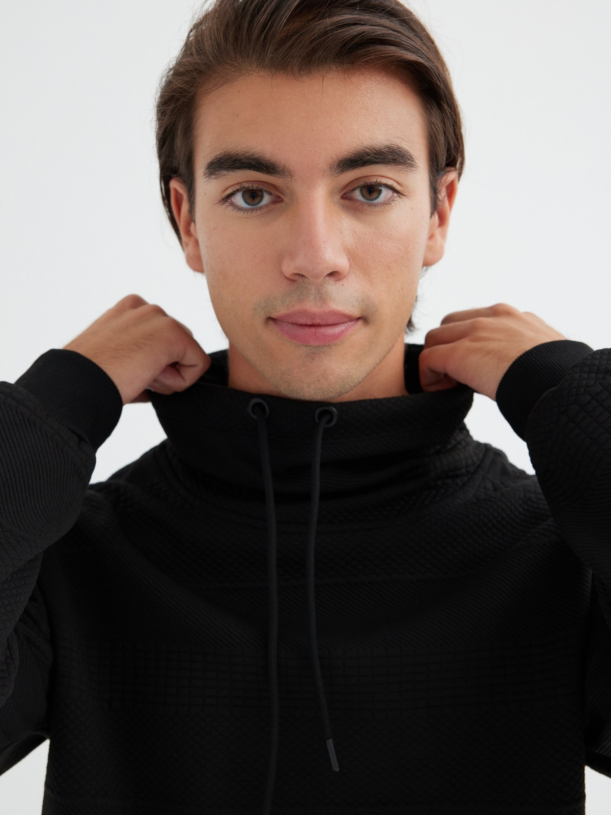 Sweatshirt de gola redonda texturada preto vista detalhe