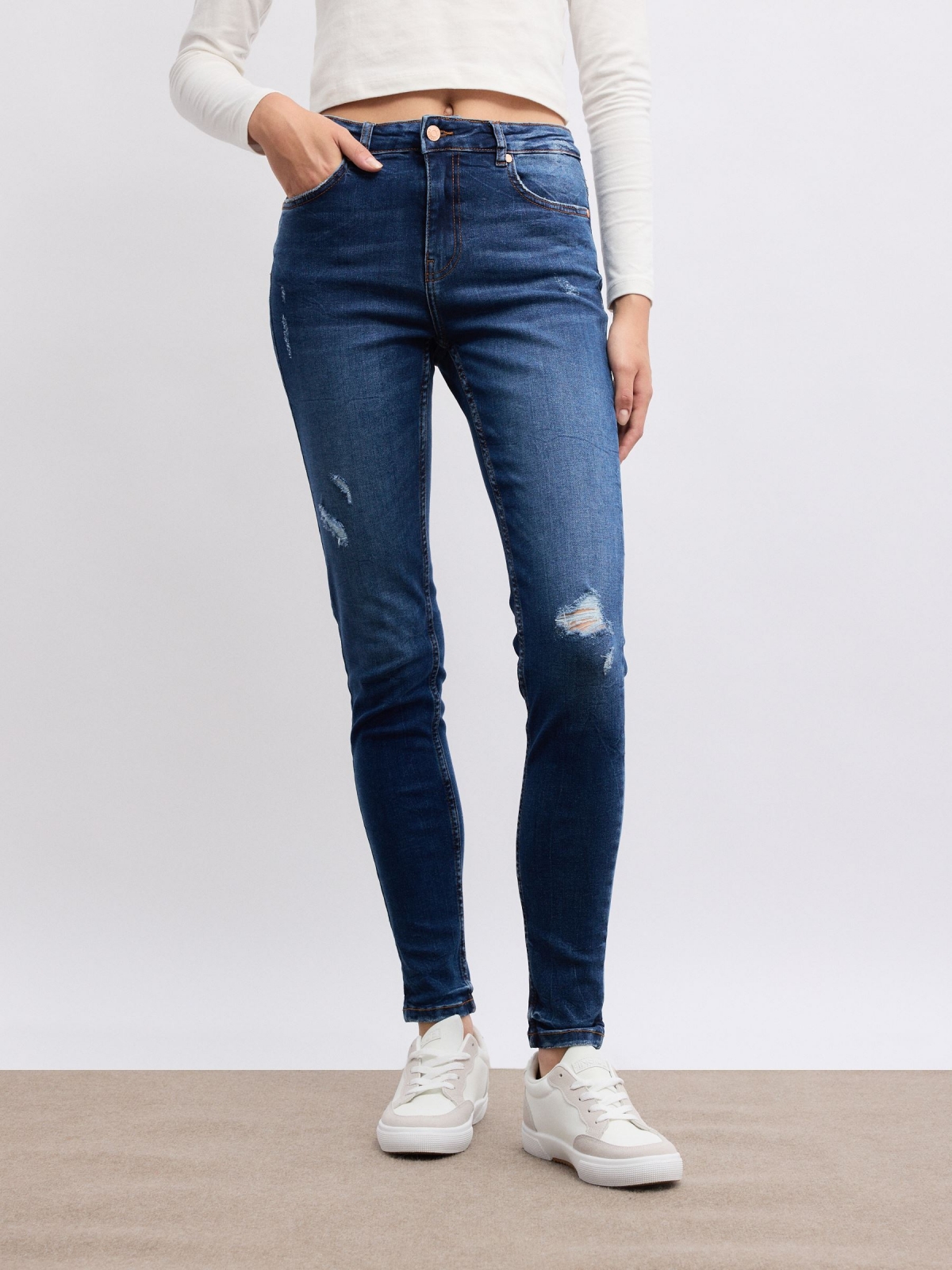 Jeans skinny tiro medio azul vista media frontal