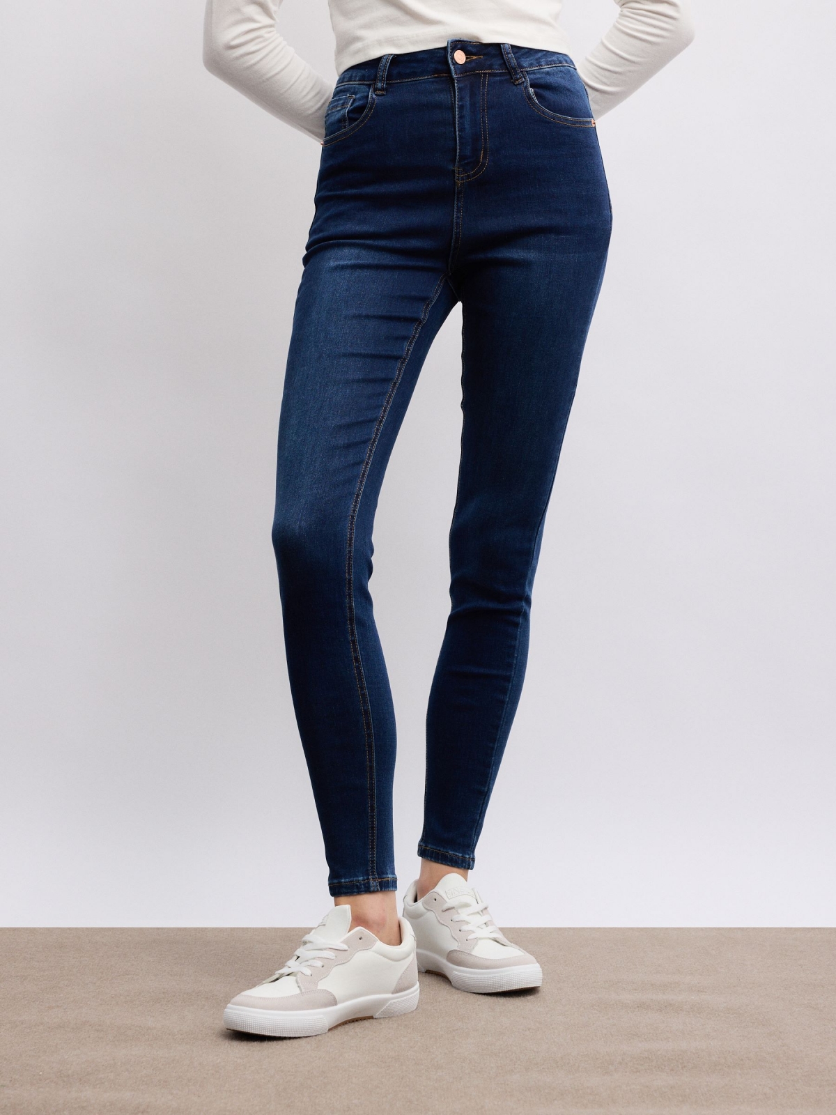 Jeans básicas de cintura média azul escuro vista meia frontal