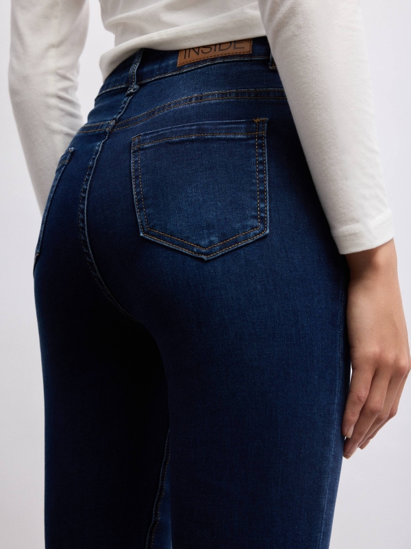 Jeans básicas de cintura média azul escuro vista detalhe