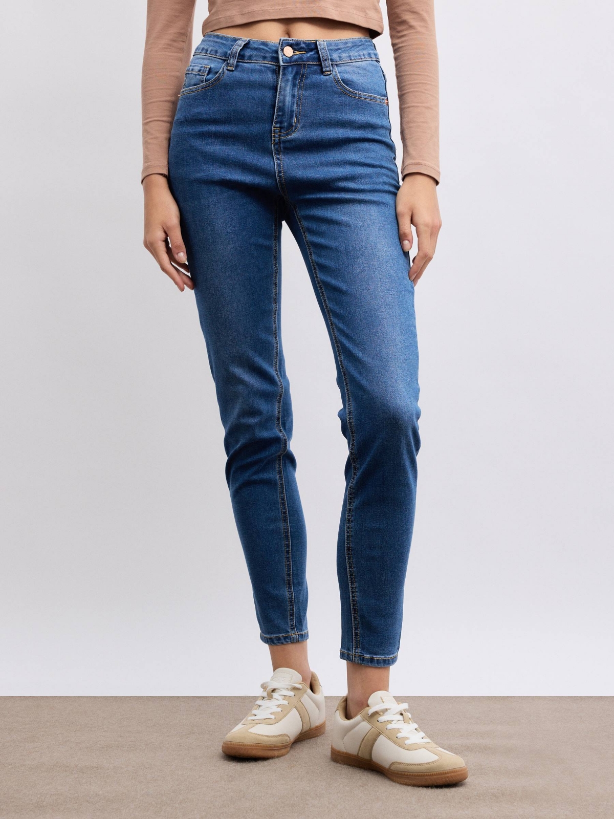 Jeans skinny básicas de cintura média azul vista meia frontal