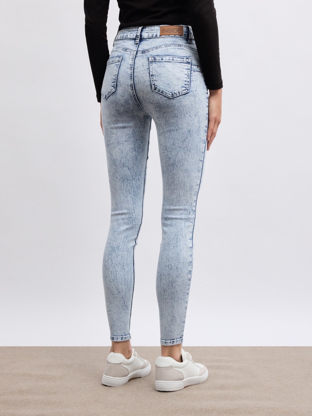 Jeans rasgadas skinny push up azul claro vista meia traseira