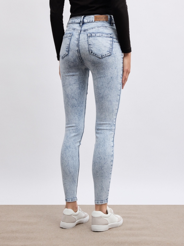 Jeans skinny push up denim desgastados azul claro vista media trasera