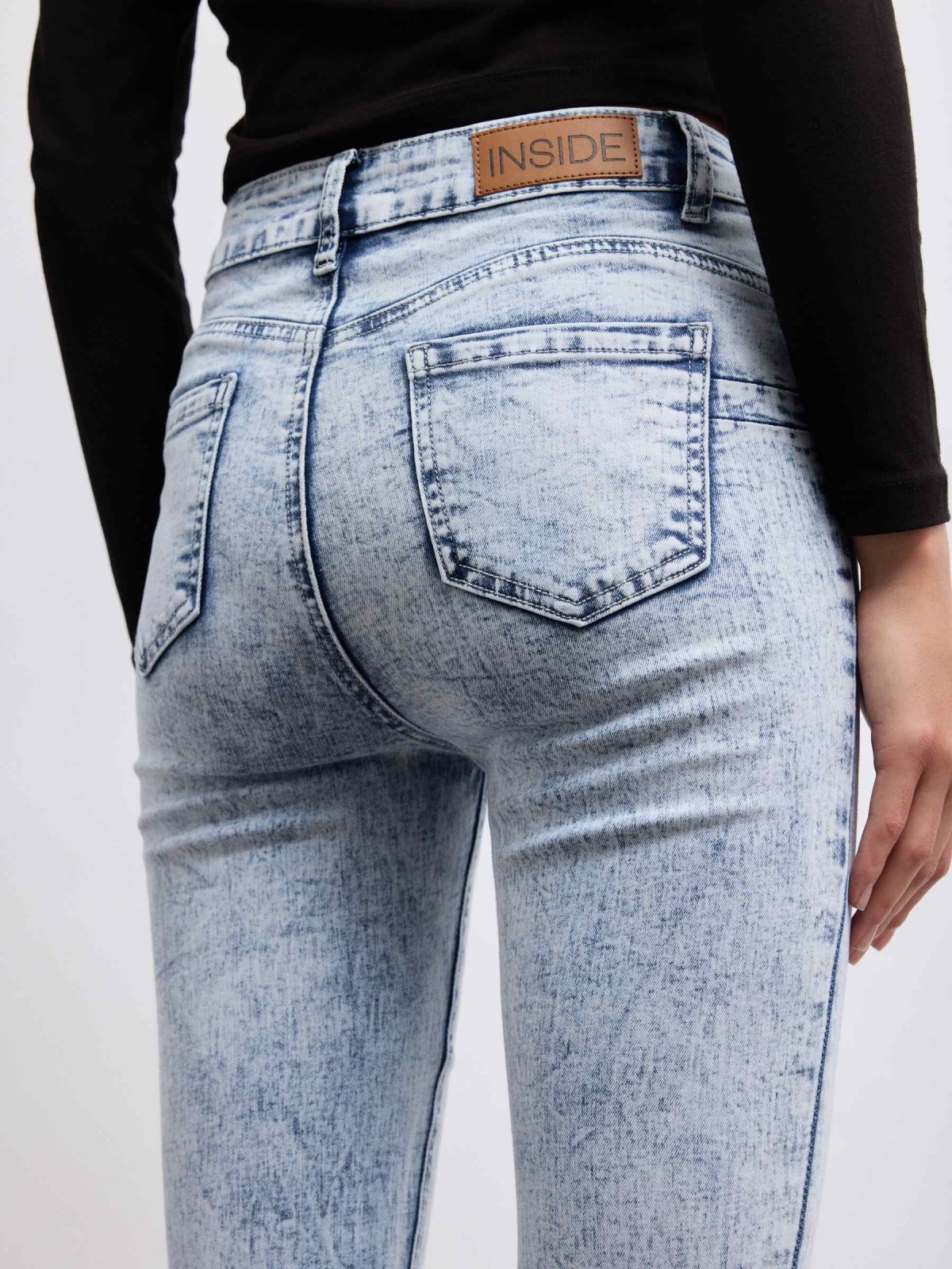 Jeans skinny push up denim desgastados azul claro vista detalle