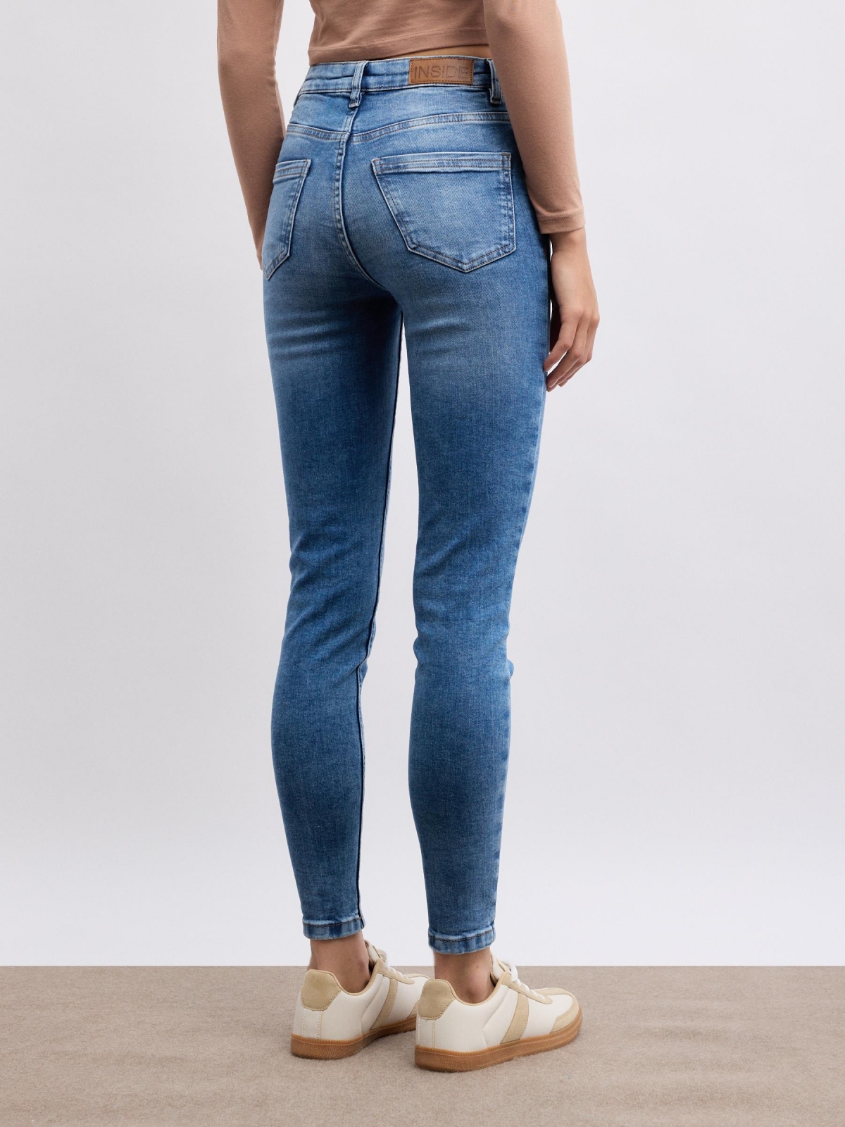 Jeans skinny básicas cintura média azul vista meia traseira