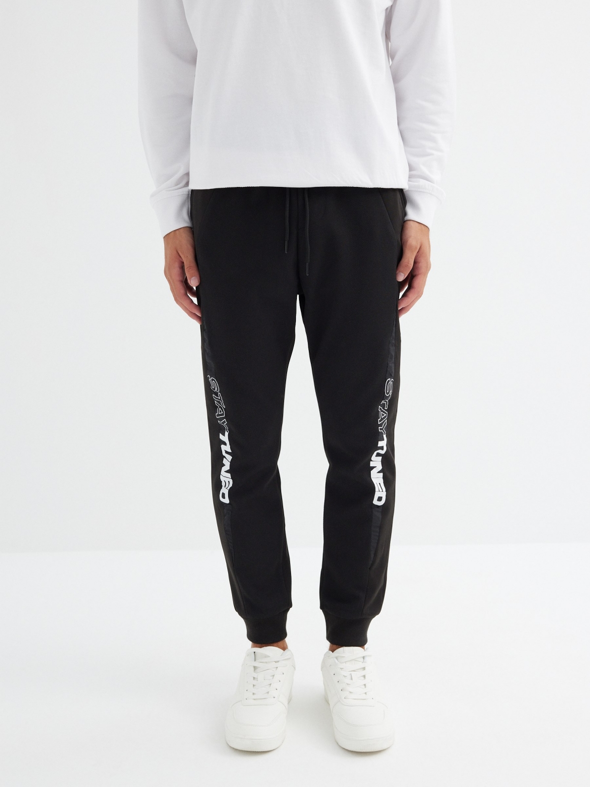 Pantalón jogger deportivo negro vista media frontal