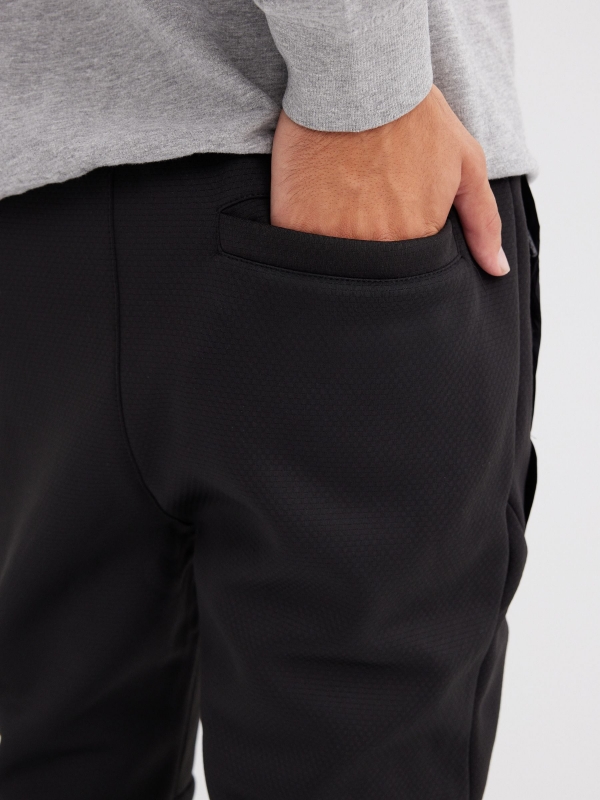 Calças desportivas jogger preto vista detalhe