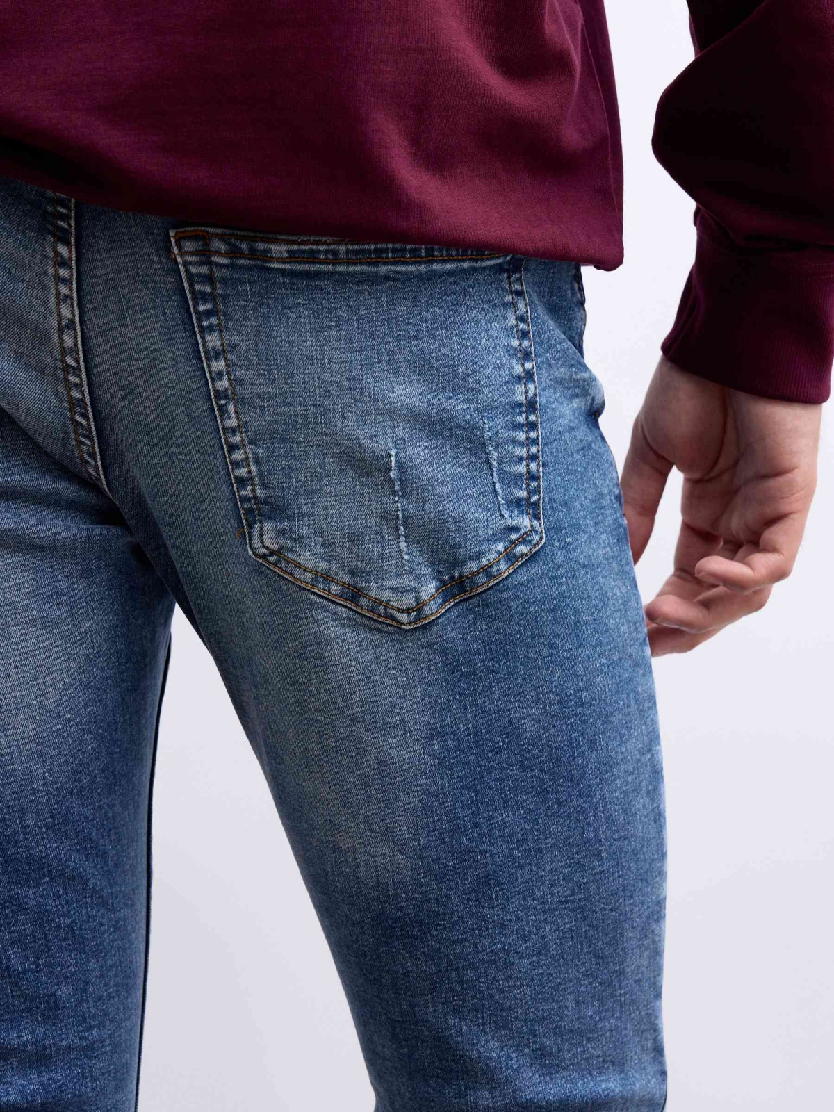 Ripped skinny jeans blue detail view