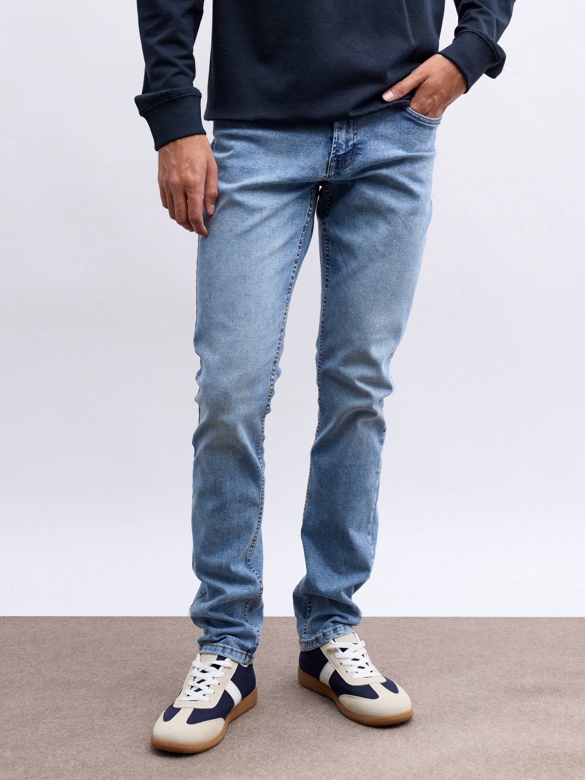 Jeans slim básico de hombre azul vista media frontal