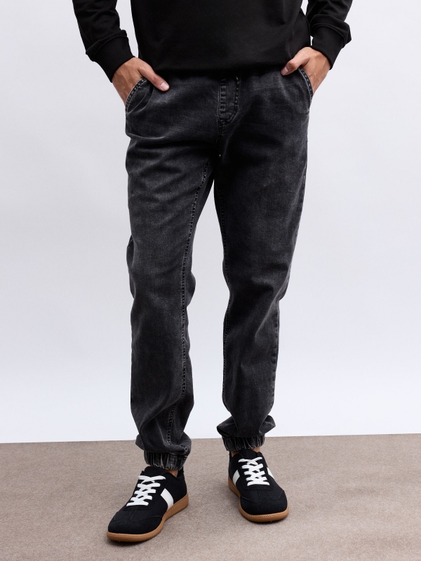 Pantalon jogger negro vista media frontal