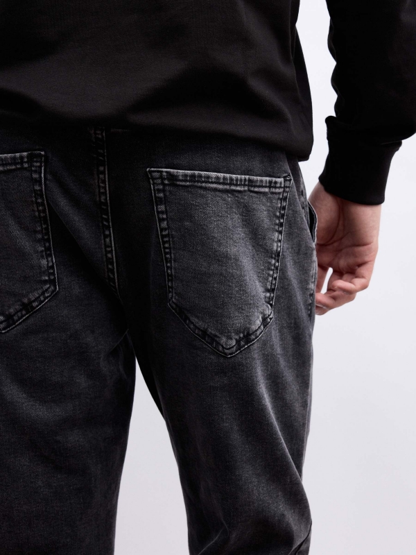 Pantalon jogger negro vista detalle